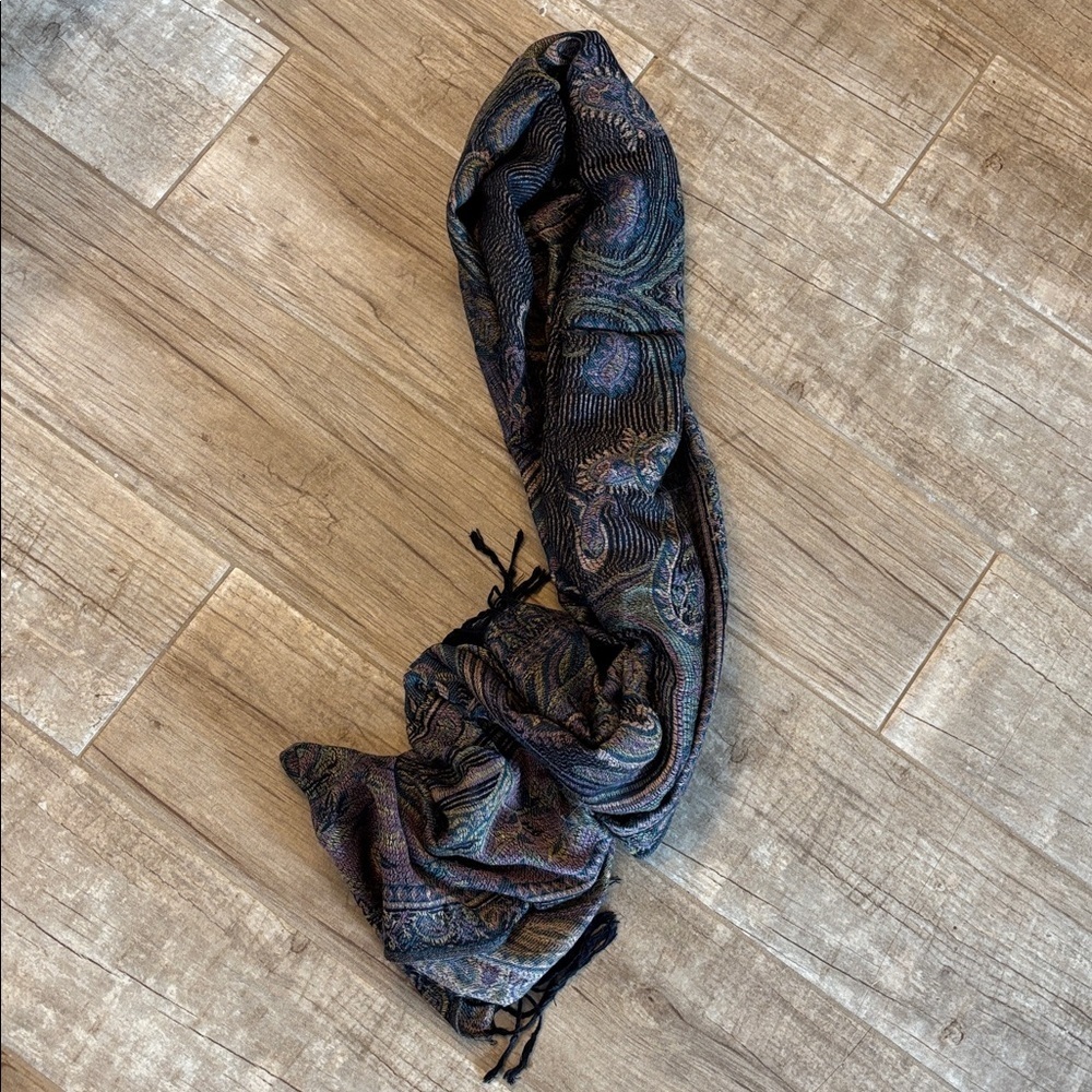 Elegant Reversable Multicolor Paisley Scarf - Picture 2 of 3